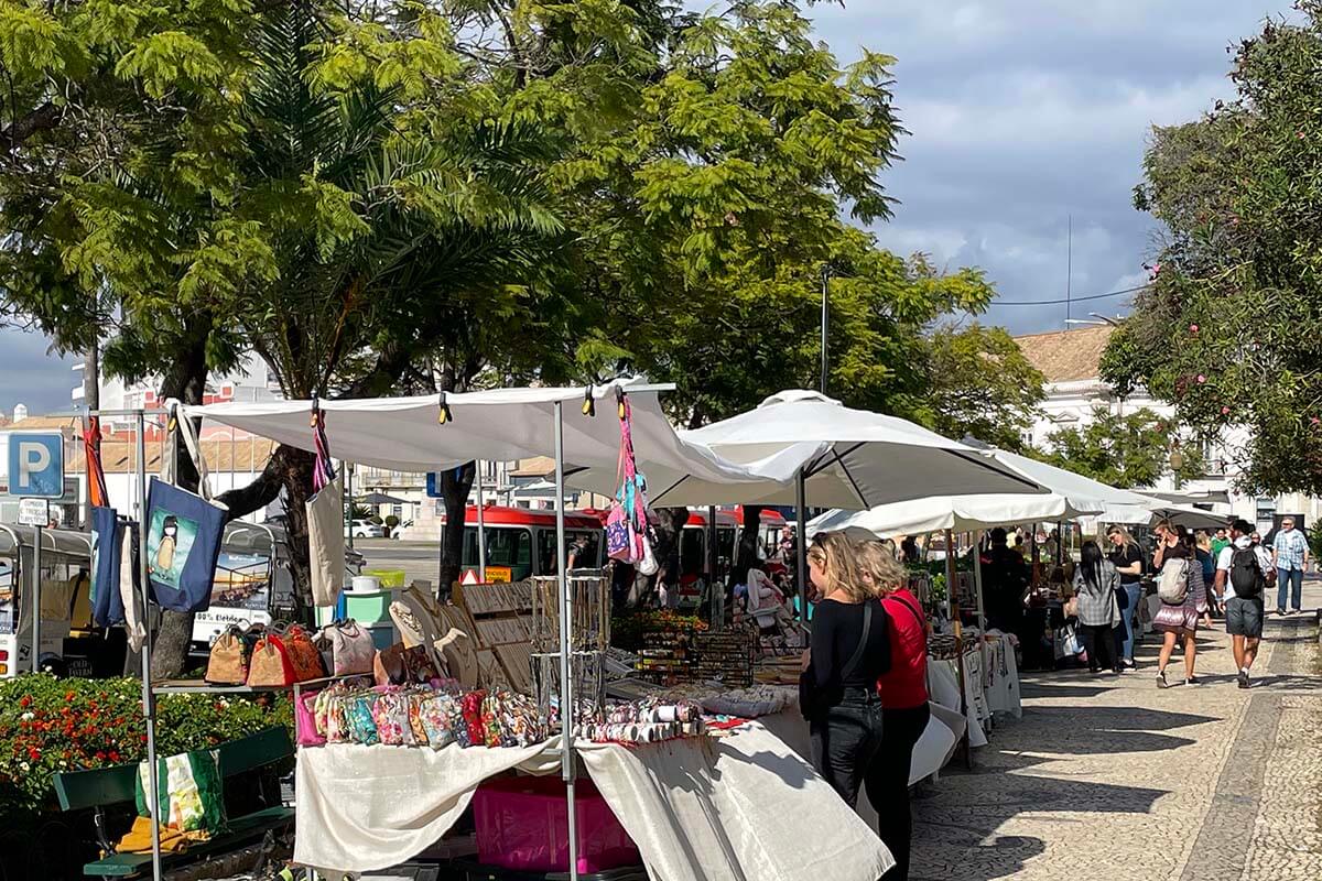 Mercado de artes y artesanías en Jardim Manuel Bivar en Faro Portugal