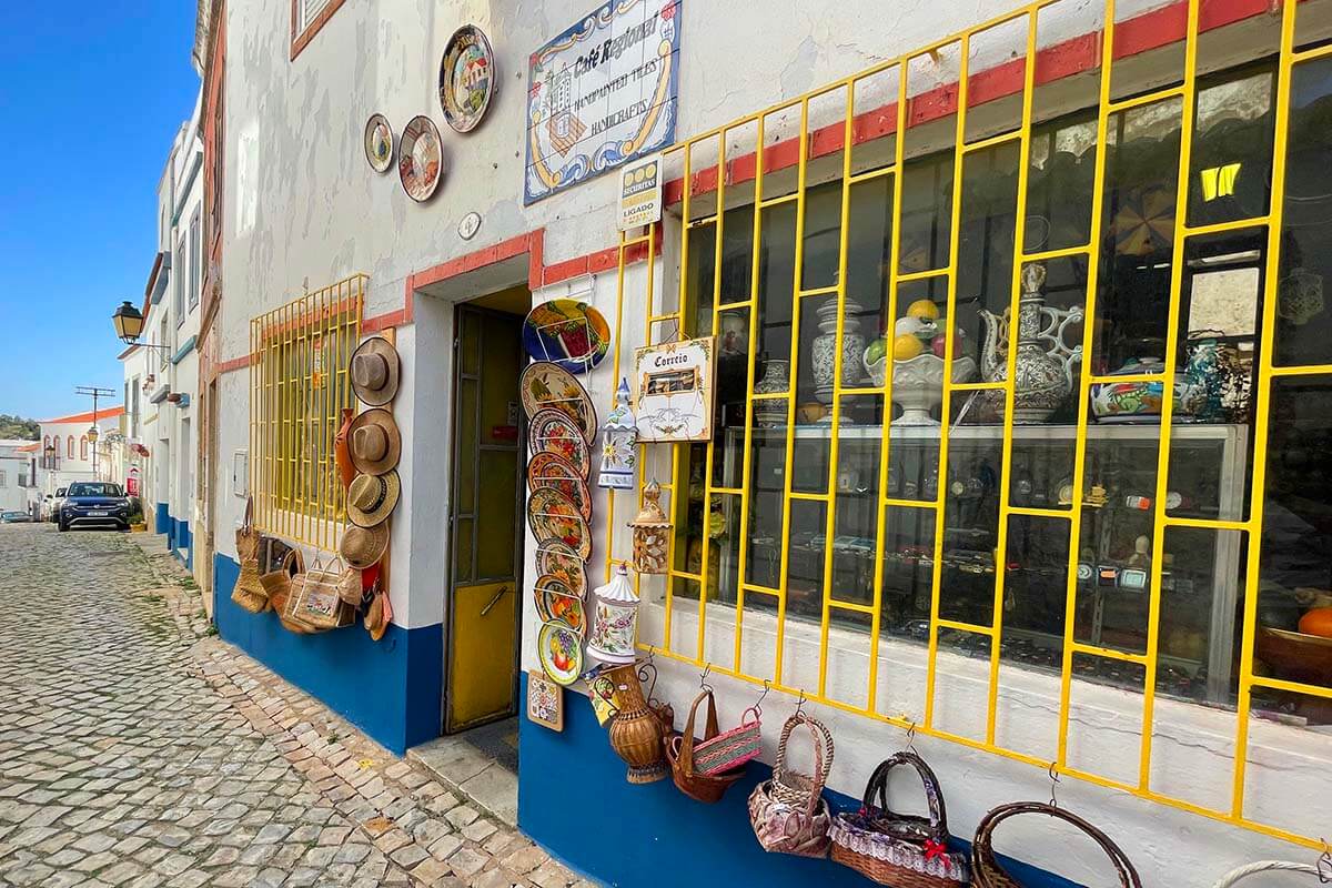 Café Regional ceramics and souvenir store in Alte Portugal