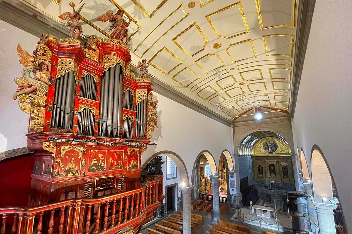 Interior de la iglesia y el órgano de la catedral de Faro