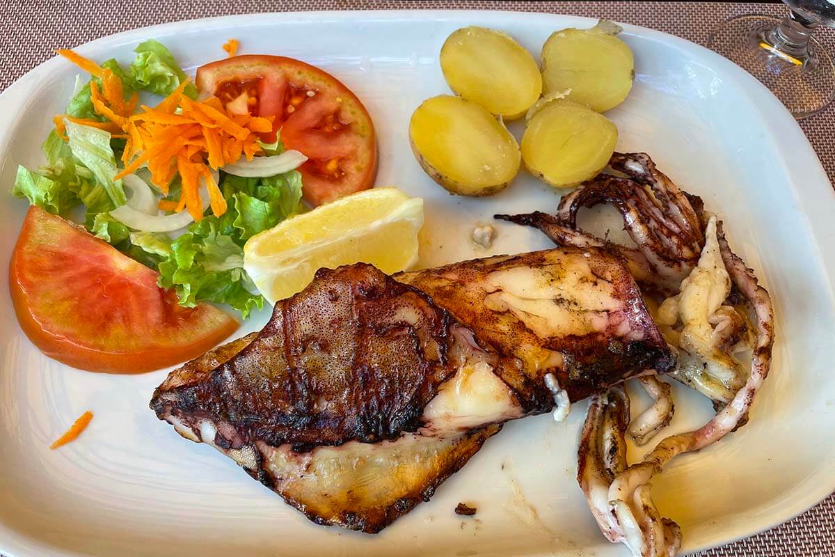 Calamares a la parrilla en un restaurante tradicional en Algarve Portugal