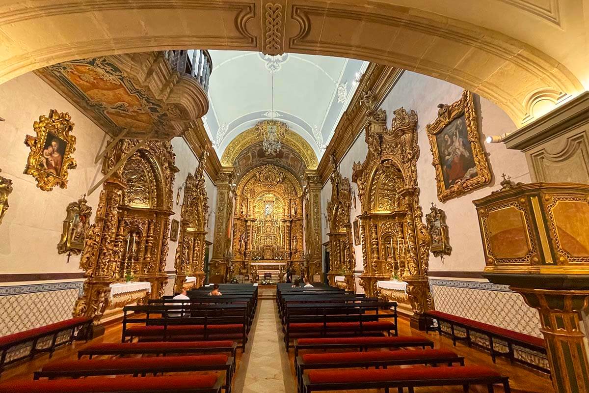 Interior de la iglesia Igreja do Carmo - Faro, Portugal