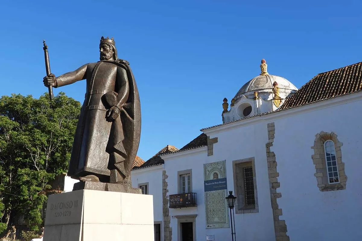 Estatua del rey Alfonso III frente al Museo Municipal de Faro