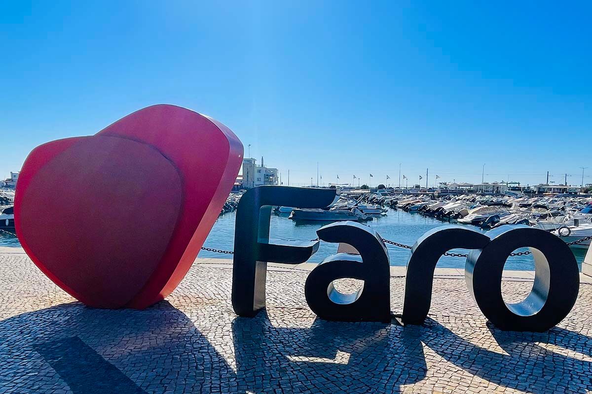 Cartel de Love Faro en Faro Marina (Algarve Portugal)