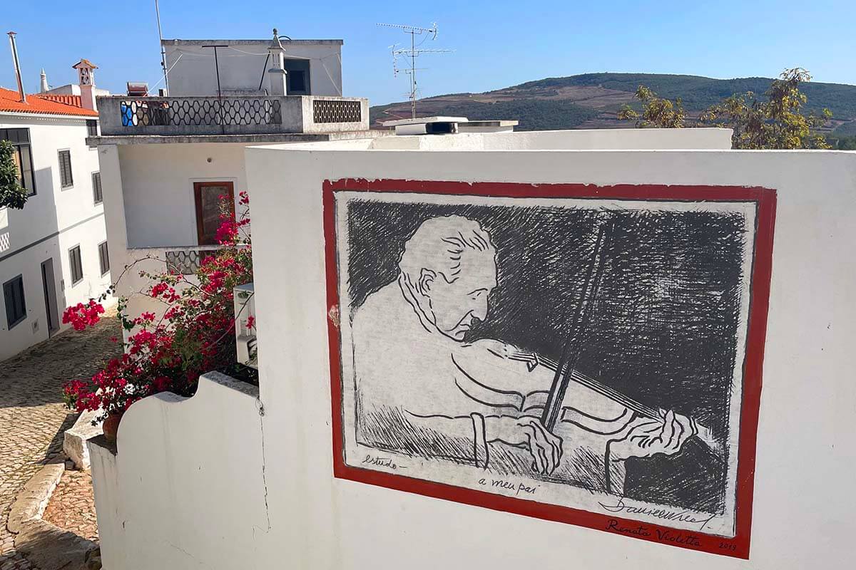 Musician with a violin street art in Alte Portugal