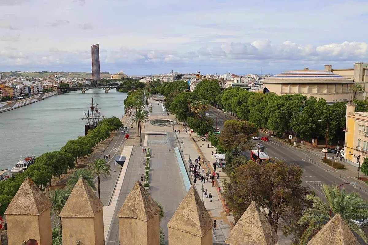 Vista de la ciudad de Sevilla y el río desde la Torre del Oro