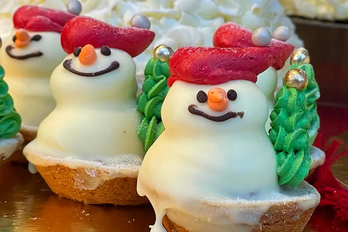 Snowman Christmas cakes in Amsterdam