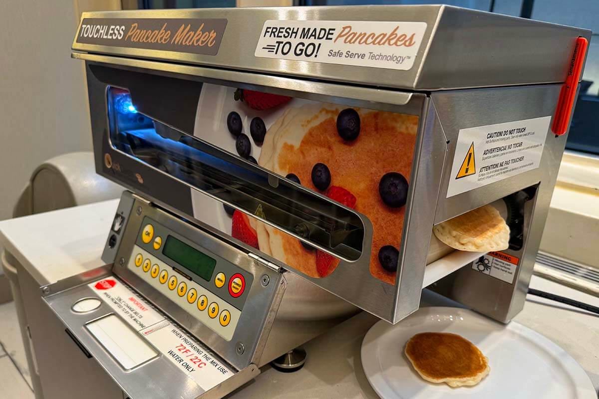 Pancake maker - American hotel breakfast