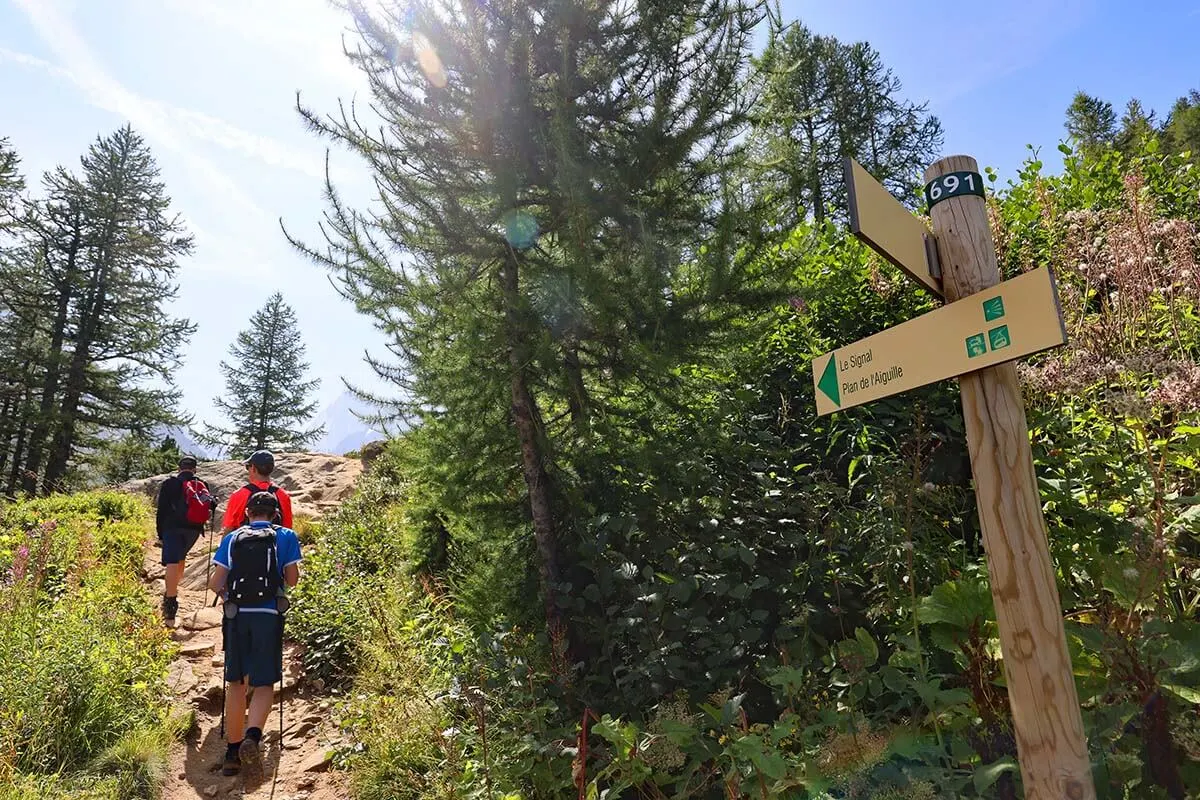 Le Signal and Plan de l'Aiguille hiking signs at the start of the Grand Balcon Nord trail