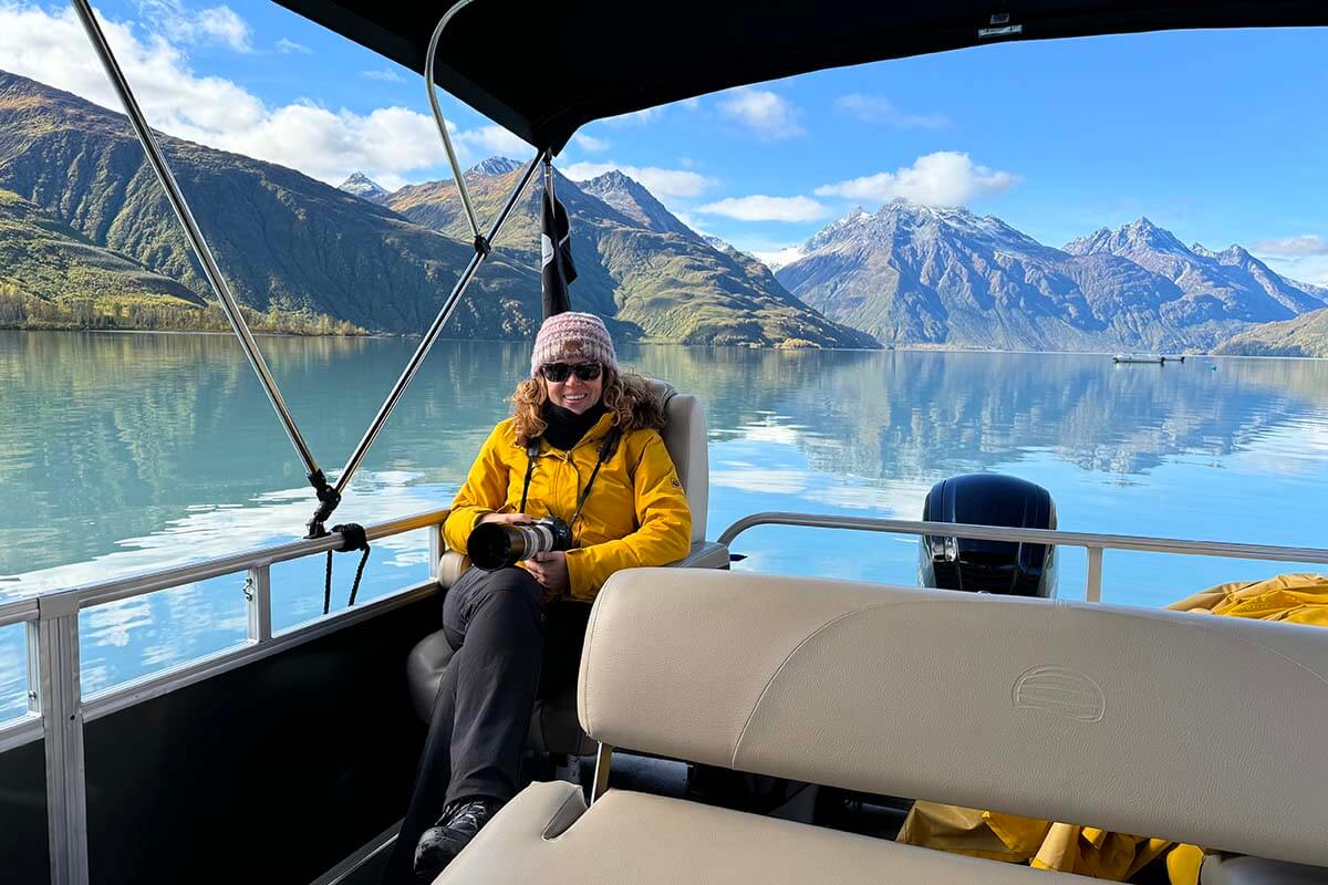 Bear viewing from a luxury boat in a postcard-setting at Lake Clark National Park Alaska