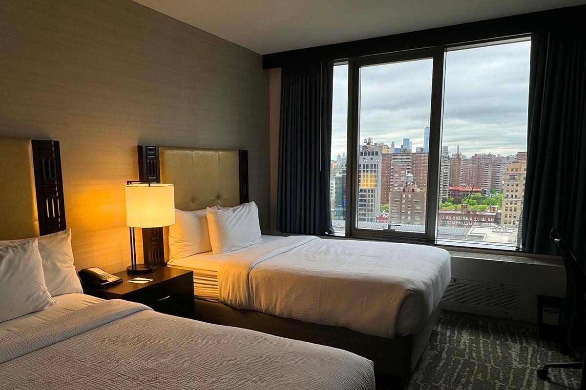 Spacious hotel room at Fairfield Inn & Suites by Marriott New York Midtown Manhattan_Penn Station