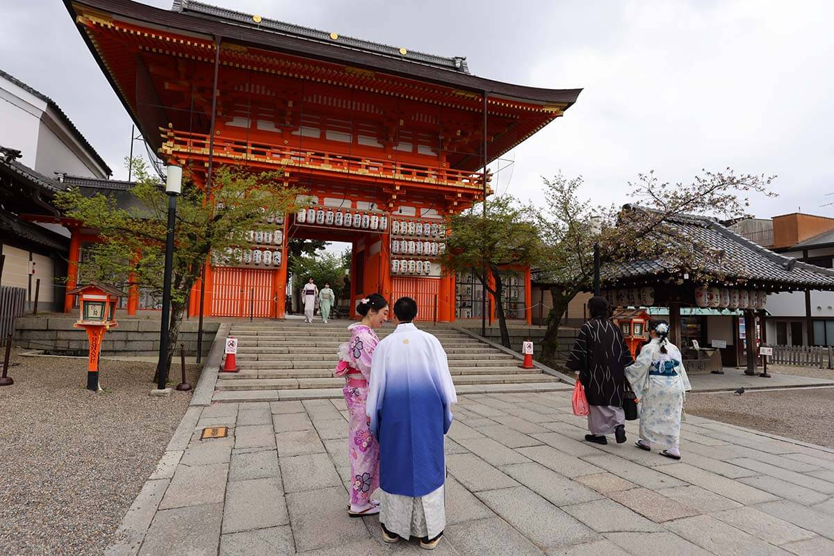 Japanese people in traditional kimonos at the South Tower Gate at Yasaka Shrine in Kyoto