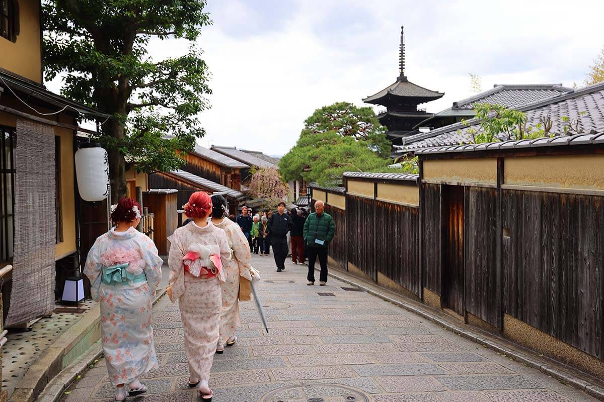 People in kimonos walking on the traditional streets of Higashiyama near Kiyomizu-dera.