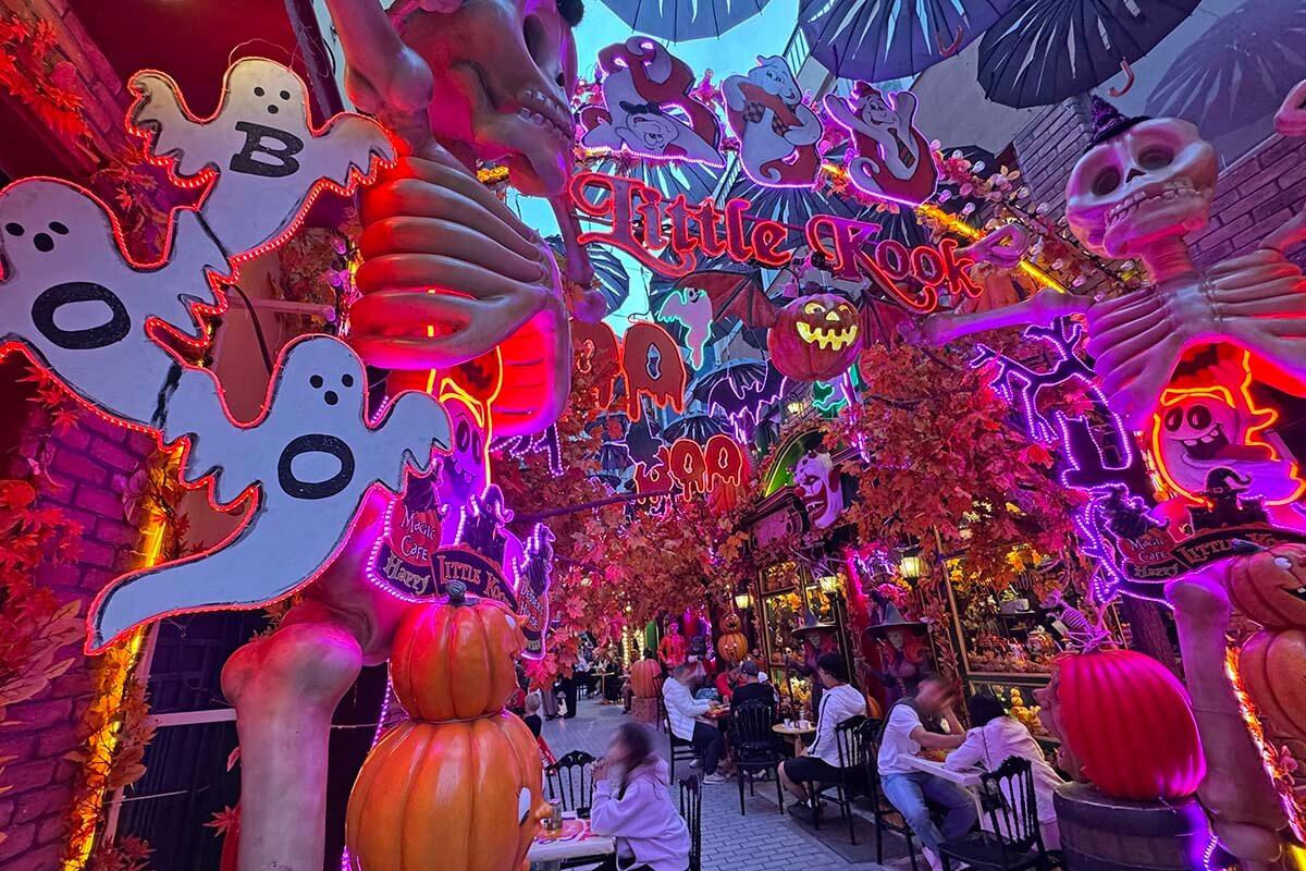 Little Kook cafe in Athens with Halloween decorations